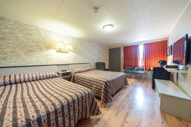 Claude Motel 2*